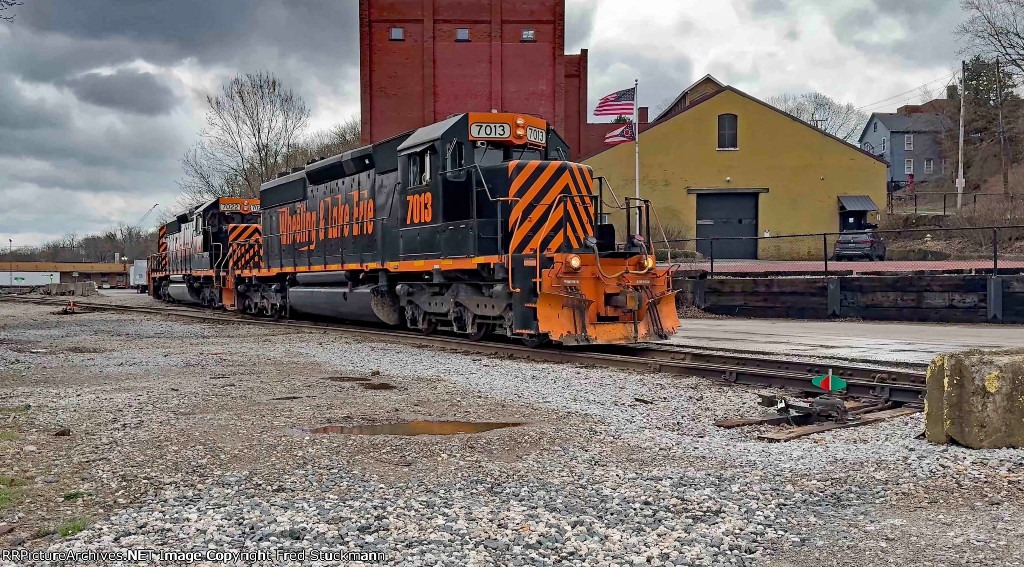 WE 7013 pulls off the Wheeling Connection at Summit St.